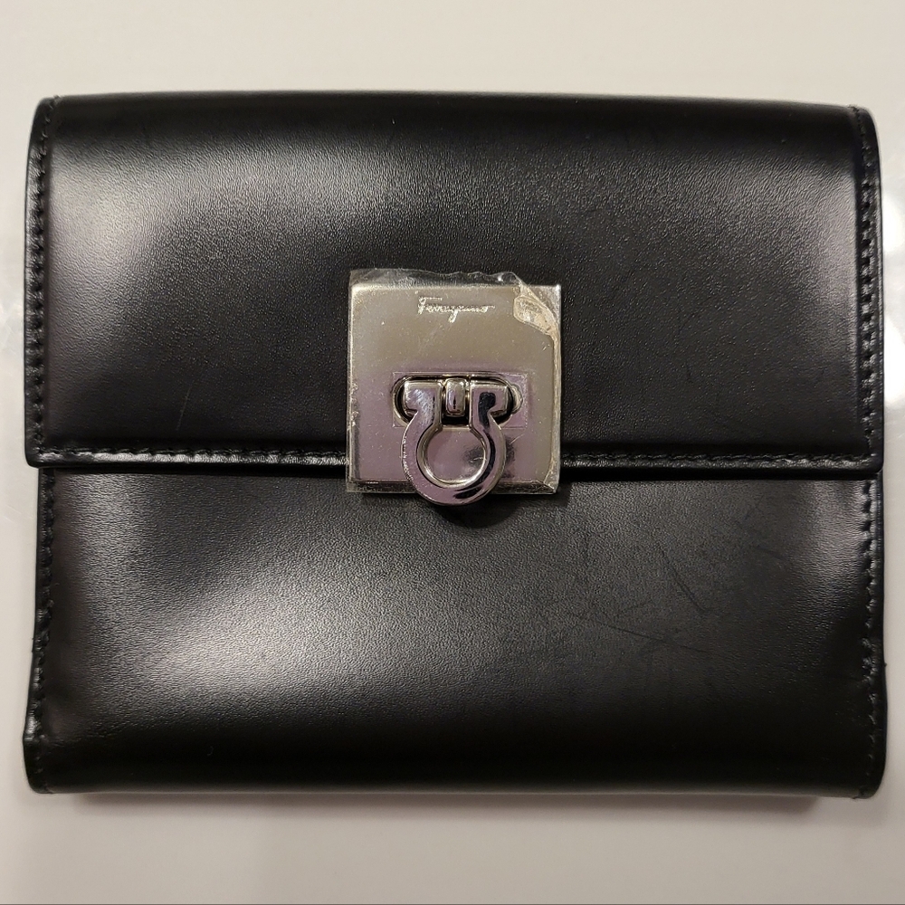 SALVATORE FERRAGAMO WALLET, EXCELLENT CONDITION 👌